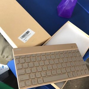Bluetooth keyboard that lights up